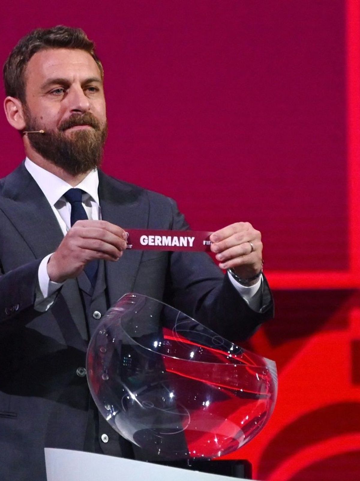 Szene von der WM-Auslosung 2022