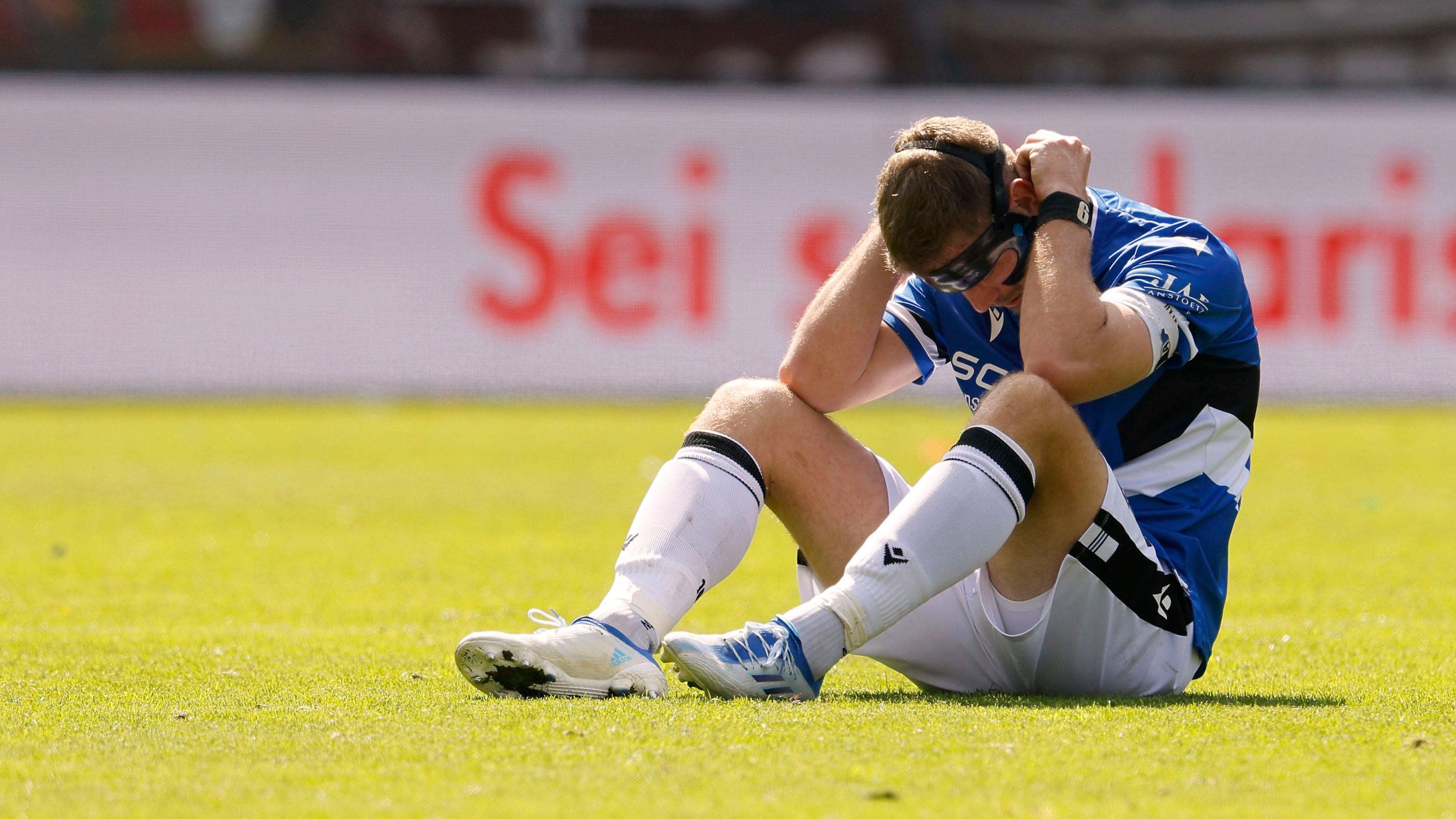 
                <strong>Bielefeld mit zwei Niederlagen mehr als in der Bundesliga</strong><br>
                Die Arminia hat eine schwierige Saison hinter sich. Als Bundesliga-Absteiger galt Bielefeld als einer der Aufstiegsfavoriten eine Etage tiefer und könnte nun direkt in die 3. Liga durchgereicht werden. Es war eine Saison voller Pleiten, Pech und Pannen für die Arminia – 18 Niederlagen waren sogar zwei mehr als vorheriges Jahr in der Bundesliga, 62 Gegentore neun mehr als in der Bundesliga! Drei Trainer verschliss die Arminia: Für Uli Forte war nach vier Niederlagen in den ersten vier Spielen schon wieder Schluss, Nachfolger Daniel Scherning musste Anfang März gehen. Uwe Koschinat startete stark (acht Punkte in den ersten vier Spielen), holte in den folgenden sieben Spielen aber auch nur noch fünf Zähler und wirkte ob der teils skurrilen Gegentore (24 in den elf Spielen unter seiner Leitung) oft ratlos.
              