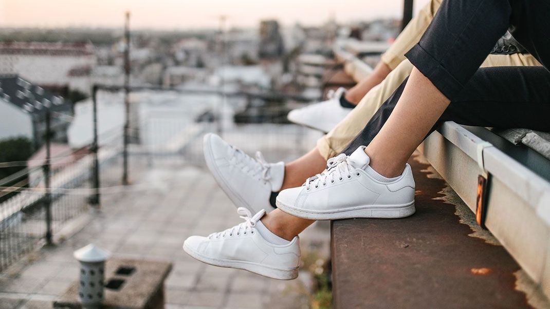 Wenn das strahlende Weiß eurer Sneaker verblasst, haben wir die besten Tipps und Tricks für euch!