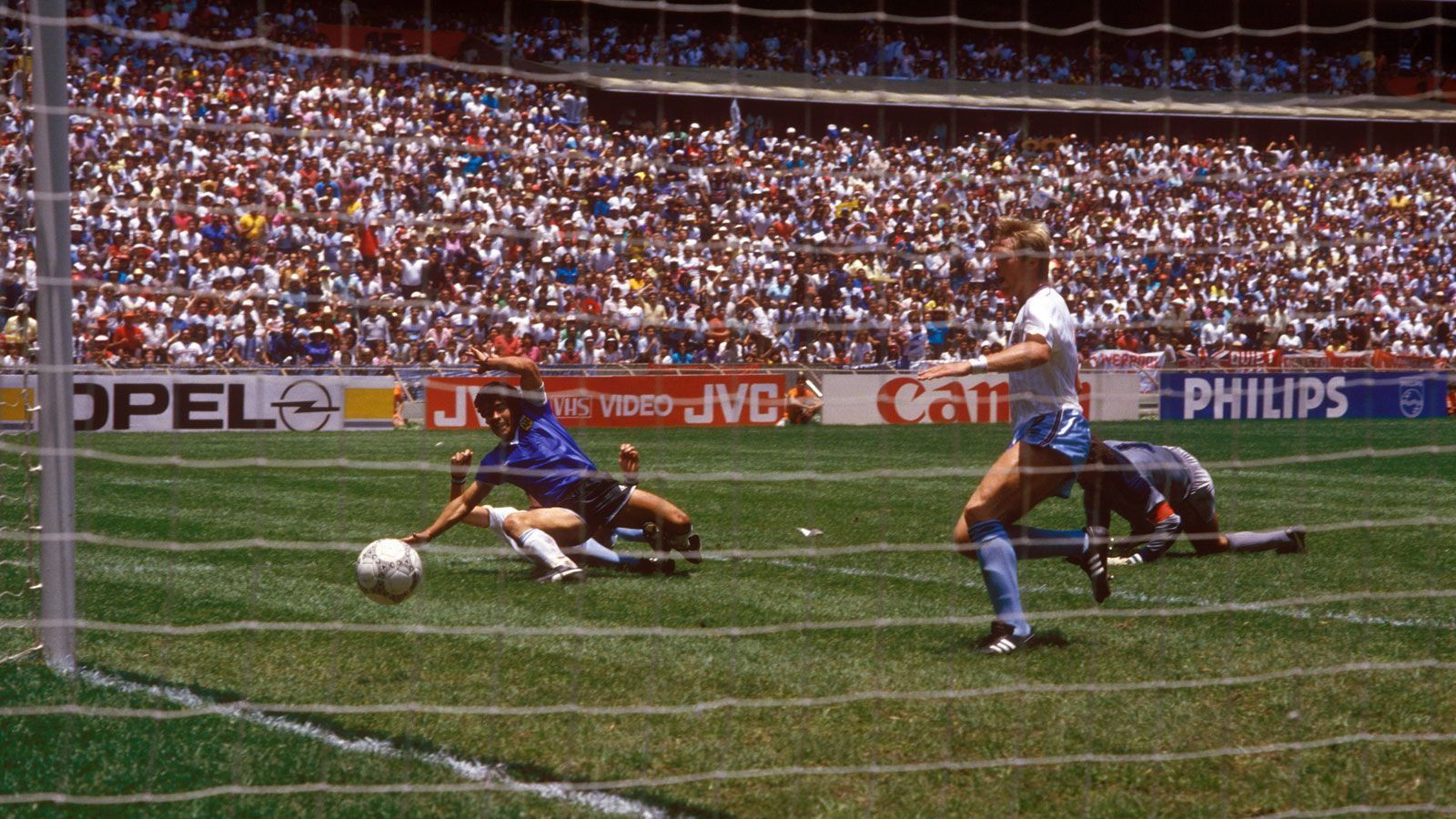 
                <strong>Das Tor des Jahrhunderts</strong><br>
                Ein Jahr zuvor trumpfte er mit Argentinien bei der WM 1986 groß auf. Sein Solo-Lauf im Viertelfinale gegen England gilt bis heute als eines der schönsten Tore aller Zeiten – wurde später sogar als "Tor des Jahrhunderts" ausgezeichnet. Drei Minuten zuvor ereignete sich eine andere Aktion, die die Fußball-Welt nie mehr vergessen wird.
              