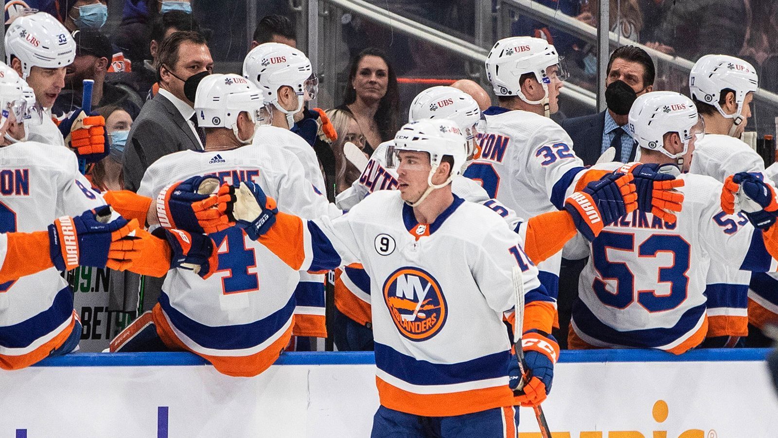 
                <strong>New York Islanders</strong><br>
                Wie auch bei den Minnesota Wild läuft bei den Islanders "Crowd Chant" von Joe Satriani.
              