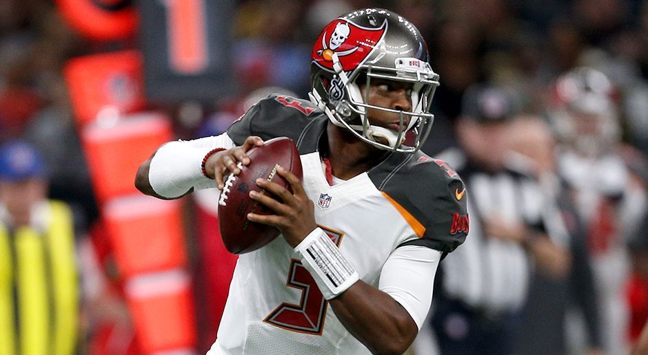 
                <strong>Tampa Bay Buccaneers: Jameis Winston</strong><br>
                Fünf Saisons lang landen die Buccaneers stets auf dem letzten Rang der NFC South. Doch nun steht mit Jameis Winston der osft gesuchte, aber nie gefundene Franchise-Quarterback in der Pocket. Nachdem er in seiner ersten NFL-Saison immerhin schon sechs Siege verbucht, führt der Quarterback sein Team im darauffolgenden Jahr auf Rang zwei der Division und sorgt erstmals seit 2010 für eine positive Bilanz (9-7) seines Klubs. Fest steht, dass Tampa Bay in den kommenden Jahren eine ernsthafte Rolle in der NFC spielen wird. Hauptgrund: Jameis Winston.
              