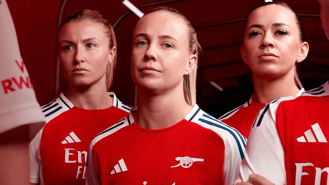 <strong>FC Arsenal (Heimtrikot)</strong><br>Während die Front des Trikots klassisch rot ist und die Seiten in Weiß gehalten sind, springen vor allem die blauen Elemente am Adidas-Jersey ins Auge.