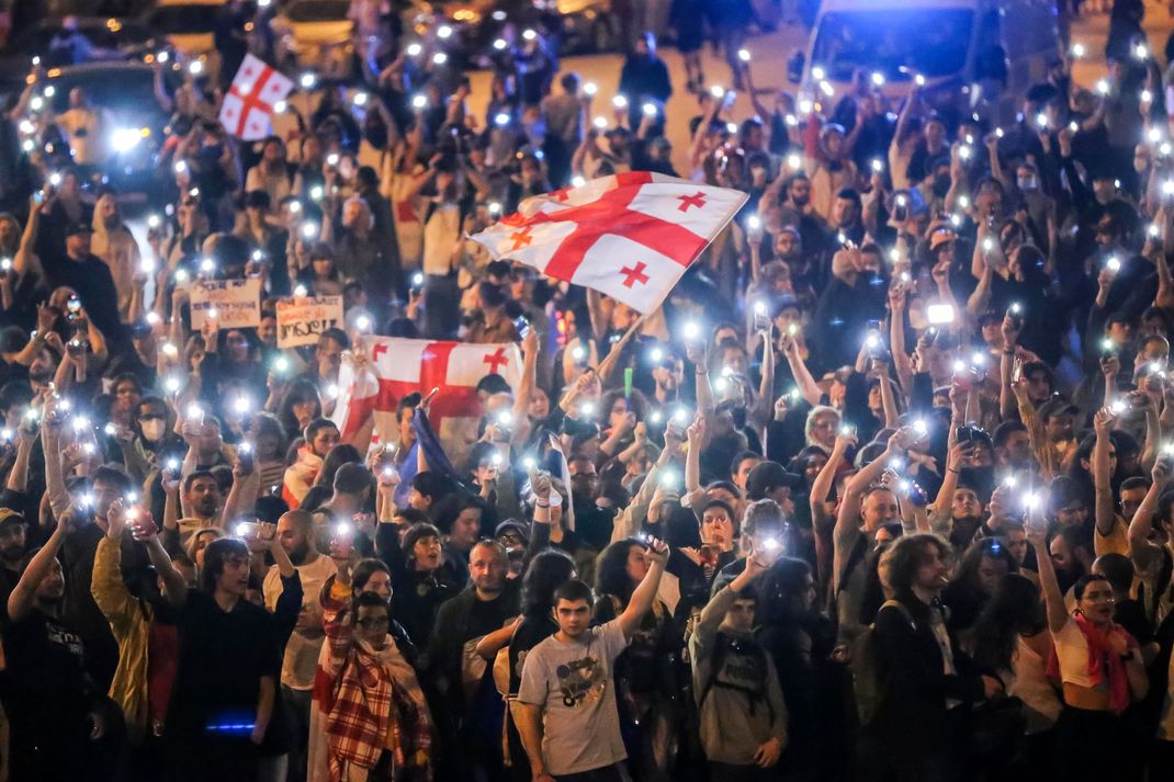 Demonstranten schwenken georgische Nationalfahnen während einer Protestaktion der Opposition gegen das umstrittene Gesetz im Zentrum von Tiflis.