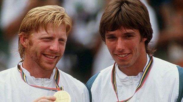 
                <strong>Vorteil Deutschland: Die größten Triumphe von Boris Becker, Michael Stich und Co.</strong><br>
                Gold für Deutschland: Bei den Olympischen Spielen in Barcelona 1992 holen die eigentlichen Rivalen Boris Becker (links) und Michael Stich gemeinsam im Doppel die Goldmedaille.
              