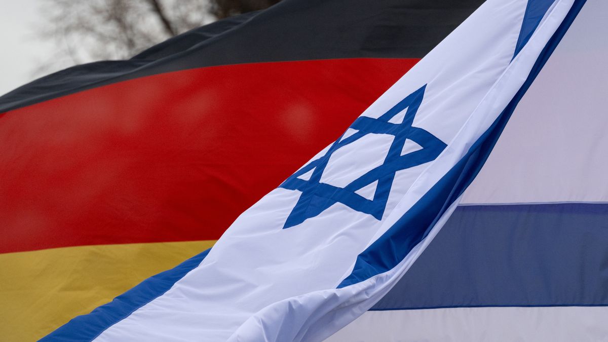 Die Fahnen von Deutschland und Israel wehen vor dem Sächsischen Landtag. Ein Zeichen der Unterstützung, welches sich auch in den weiter in hohem Maß genehmigten Waffenlieferungen widerspiegelt. 