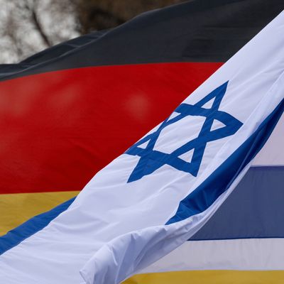 Die Fahnen von Deutschland und Israel wehen vor dem Sächsischen Landtag. Ein Zeichen der Unterstützung, welches sich auch in den weiter in hohem Maß genehmigten Waffenlieferungen widerspiegelt. 