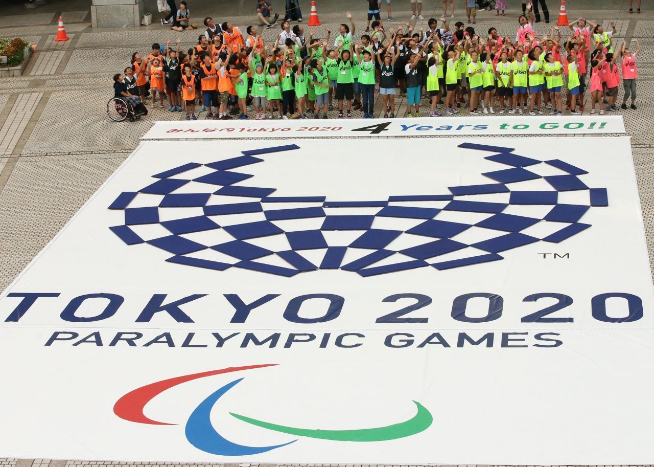 Das Logo: Der japanische Designer Asao Tokolo entwarf sowohl das Logo für die Olympischen Spiele als auch das für die Paralympics. Beide sind aneinander angelehnt. Verschiedene Rechtecke ergeben einen Kranz. Sie stehen für unterschiedliche Länder, Denkweisen und Kulturen. Das Logo symbolisiert eine Einheit der Unterschiede. Während das Olympische Logo geschlossen war, ist das paralympische nach oben geöffnet. Es erinnert etwa