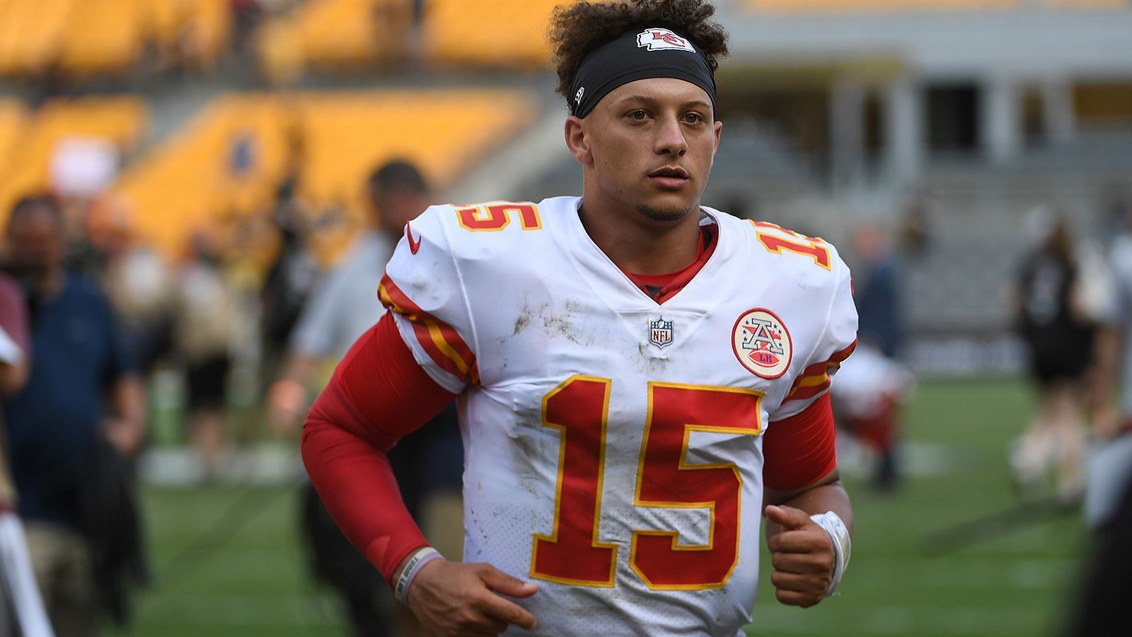 
                <strong>Gewinner: Patrick Mahomes (Kansas City Chiefs)</strong><br>
                Er hat es schon wieder getan: geliefert ohne Ende! In einem High-Scoring-Game gegen die Pittsburgh Steelers kam Quarterback Patrick Mahomes auf 326 Yards und unfassbare sechs Touchdowns bei keiner Interception. Seine zehn Touchdowns nach zwei Spieltagen sind gleichzeitig ein NFL-Rekord. Und ganz nebenbei stehen die Chiefs auch noch mit zwei Siegen aus zwei Spielen da.
              