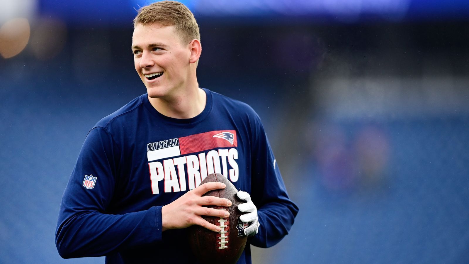 
                <strong>Mac Jones (New England Patriots)</strong><br>
                Auch vor seinem zweiten Jahr wird der Mann aus Alabama mit Lob überschüttet. Ob Kendrick Bourne, Jonnu Smith oder Devin McCourty: Wenn seine Teamkollegen über ihn reden, sind sie stets voller Bewunderung über den "Anführer" Jones. Sportlich erwartet nahezu jeder auch einen neuerlichen Leistungssprung von ihm. Mit den neuen Receivern DeVante Parker und Tyquon Thornton soll Jones nun auch tiefe Bälle anbringen, die im letzten Jahr nicht so gut funktionierten. Die Chance ist sehr hoch, dass er auch im zweiten Jahr der beste Quarterback seiner Klasse wird.
              