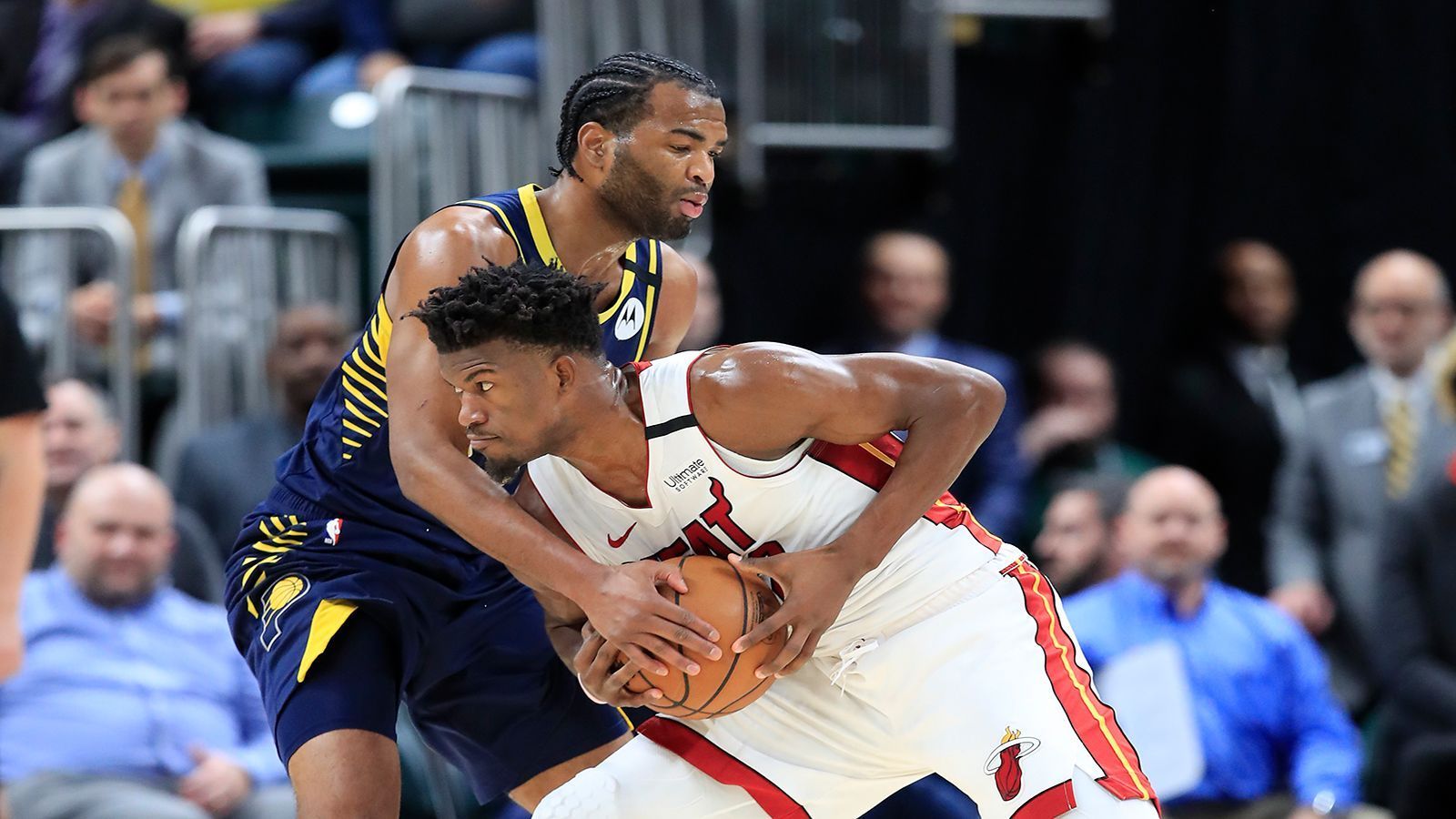 
                <strong>Miami Heat vs. Indiana Pacers</strong><br>
                Ein Duell der Playoff-Underdogs, aber ein Team zieht in die Conference Semifinals ein. Bei den Pacers kehrte Victor Oladipo zurück, braucht aber noch etwas Spielpraxis. Heat-Anführer Jimmy Butler kann eine Serie auch im Alleingang auf seine Seite holen. Insgesamt wäre das Duell aber doch äußerst ausgeglichen.
              