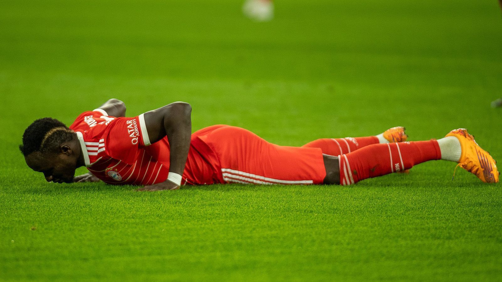 
                <strong>Sadio Mane</strong><br>
                Zwei gute Torgelegenheiten in den ersten zehn Minuten, dann verletzungsbedingt schon nach 20 Minuten aus dem Spiel. Ein Zusammenprall mit Amos Pieper zwingt den Senegalesen zum frühen Aus an diesem Abend. ohne Bewertung
              