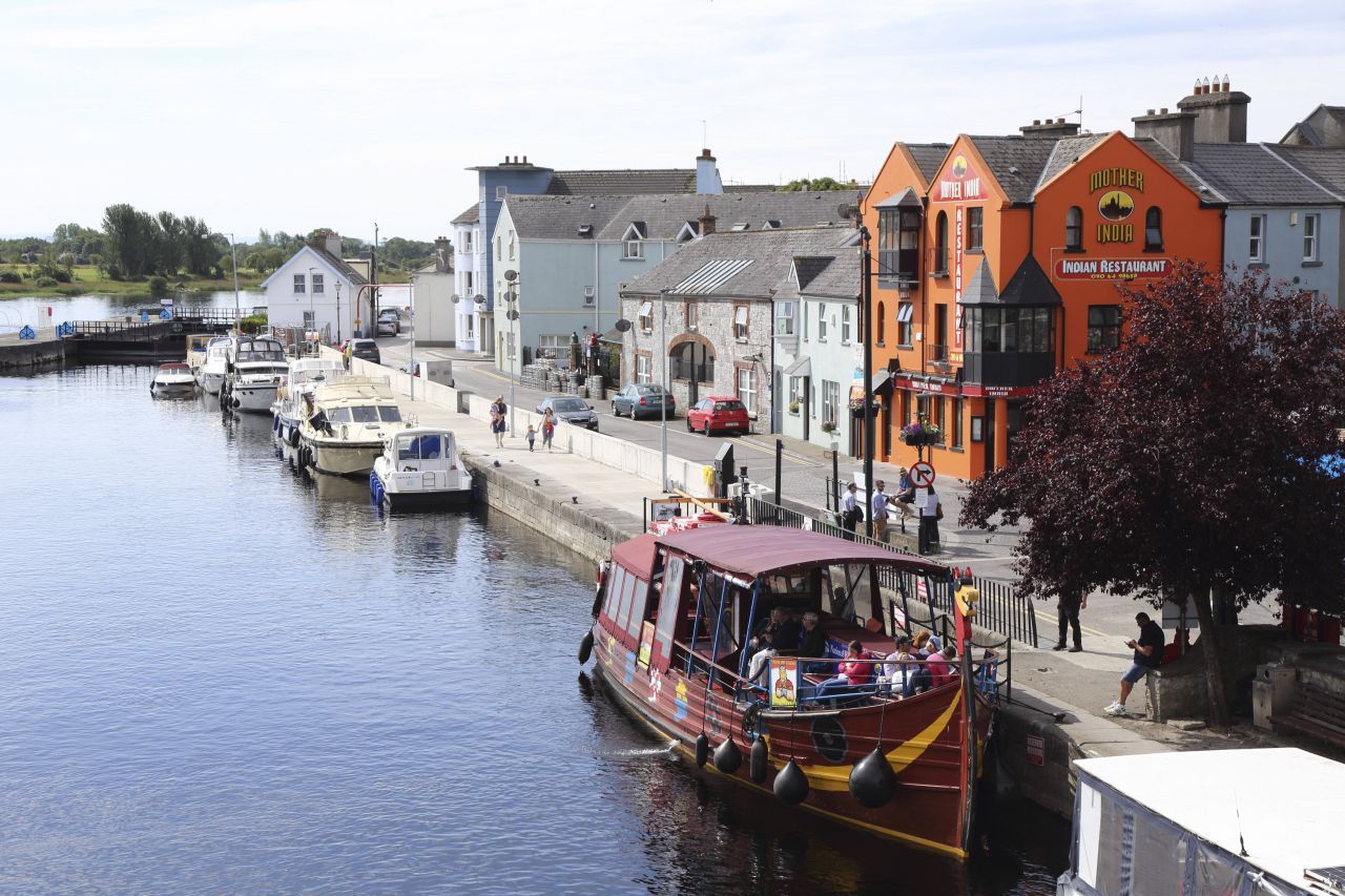 Der Shannon ist mit 370 Kilometern der längste Fluss Irlands, knapp 250 Kilometer davon sind schiffbar. Tuckert man von Carrick-on-Shannon aus Richtung Süden, wird's geschichtsträchtig: Auf der Route liegen mittelalterliche Burgen, Kirchen, Klöster, Schlösser und andere steinerne Zeitzeugen. In Athlone halten so gut wie alle Hausboot-Urlauber:innen. Allein, weil die Stadt in den Midlands als "Foodie Heaven" gilt, in dem inter