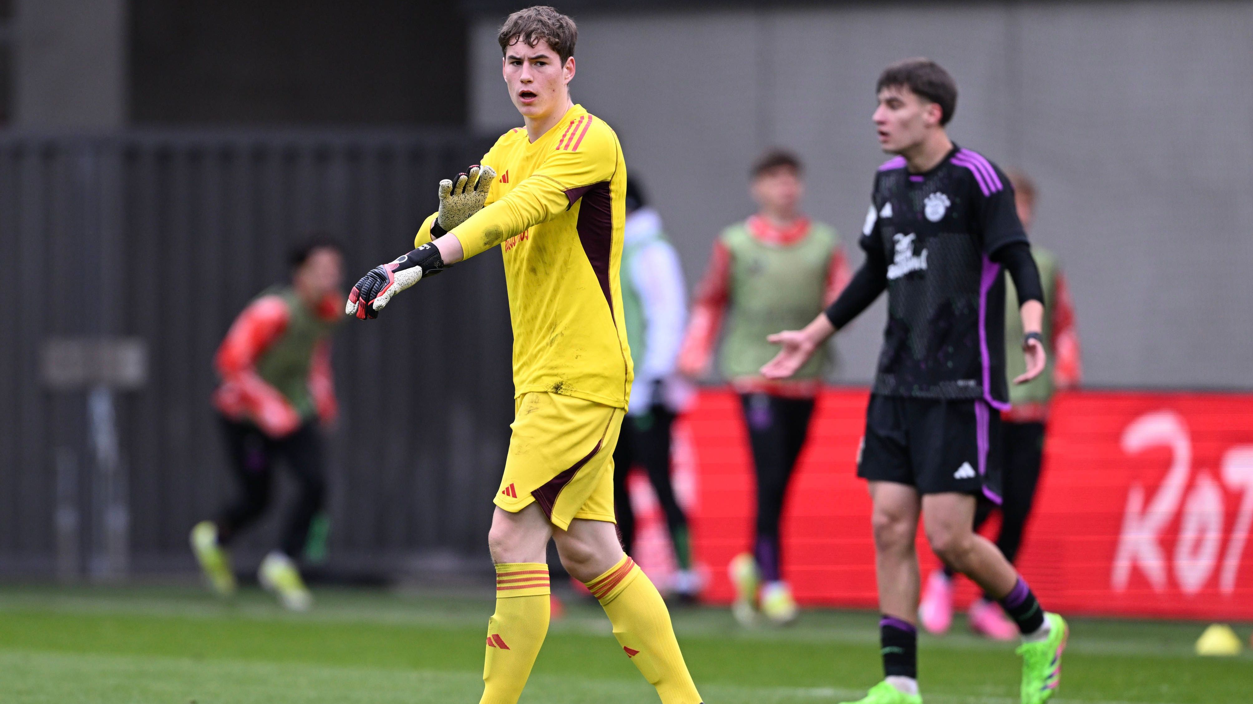 <strong>Max Schmitt (Torwart, 18)</strong><br>Im Jahr 2023 wurde er mit der U17 des DFB Europa- und Weltmeister, beim FC Bayern hat er zwischen den beiden Turnieren einen neuen Vertrag bis 2026 unterschrieben. Seit 2017 durchläuft er beim FCB diverse Stationen. Schmitt gilt deshalb als vielversprechend, weil er ein sehr komplettes Profil mitbringt und verschiedene Facetten des Torwartspiels sehr gut beherrscht.