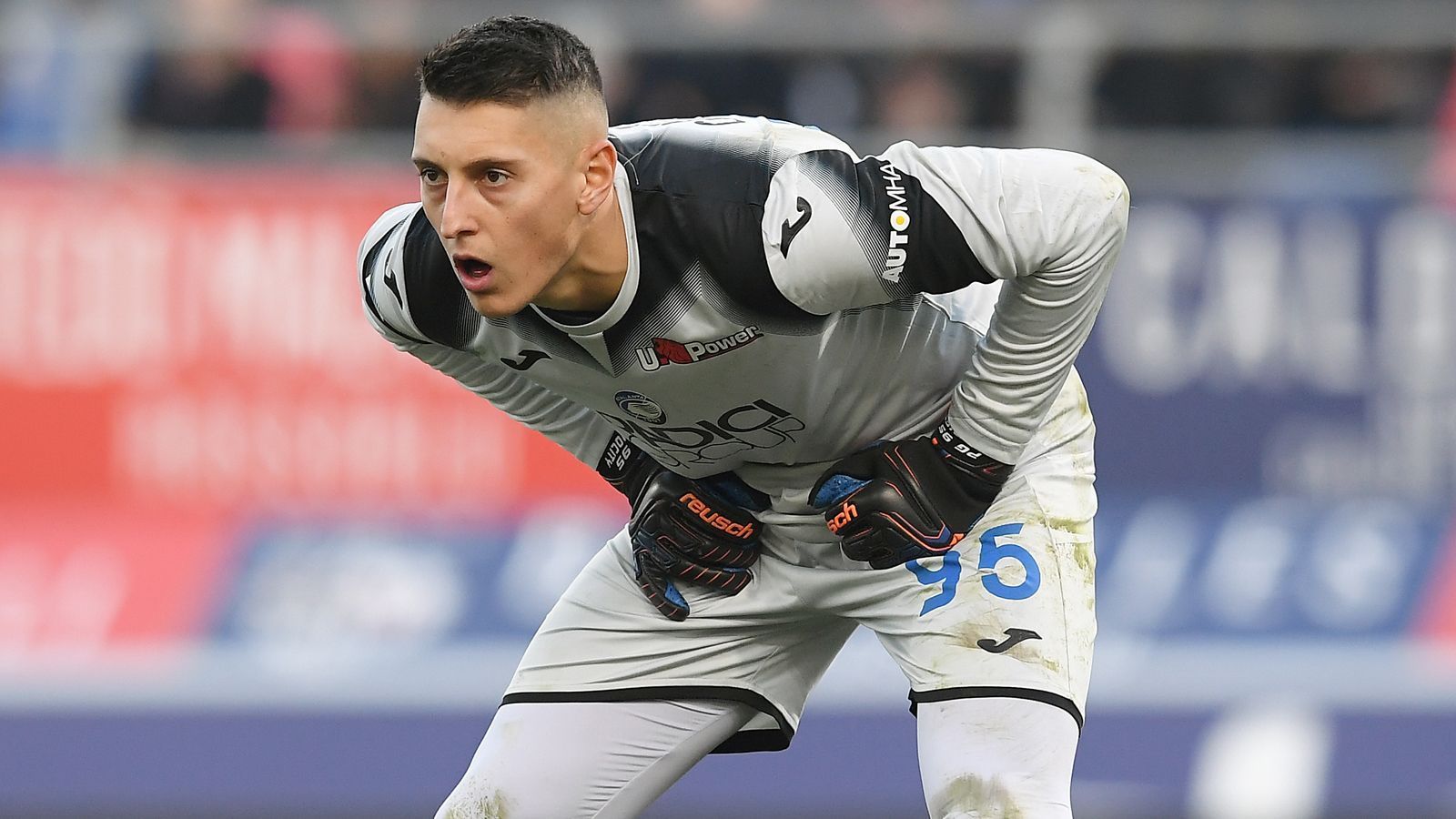 
                <strong>Pierluigi Gollini</strong><br>
                Als Teenager träumte das damalige Torwart-Talent Pierluigi Gollini von einer großen Karriere bei Manchester United. Heute spielt der 24-Jährige für Atalanta Bergamo tatsächlich in der Champions League - und sein Ex-Klub Manchester United nur noch in der Europa League. Seit 2018 steht Gollini bei Atalanta unter Vertrag, nachdem der Italiener zuvor noch einen England-Versuch bei Aston Villa unternahm. Beim bisherigen Serie-A-Underdog entwickelte sich der 1,88 Meter große Schlussmann so stark, dass er Ende 2019 sogar Nationalspieler wurde und sein Länderspiel-Debüt beim 3:0-Sieg in Bosnien feierte.
              