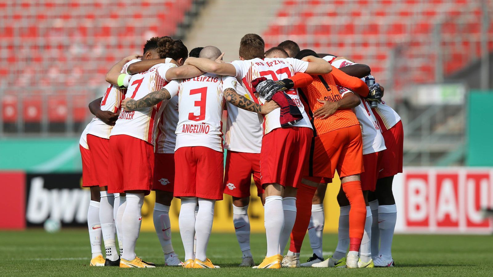 
                <strong>Platz 1: RB Leipzig </strong><br>
                Durchschnittsalter: 23,9 JahreJüngster Spieler: Hugo Novoa (17 Jahre)Ältester Spieler: Philipp Tschauner (34 Jahre)
              