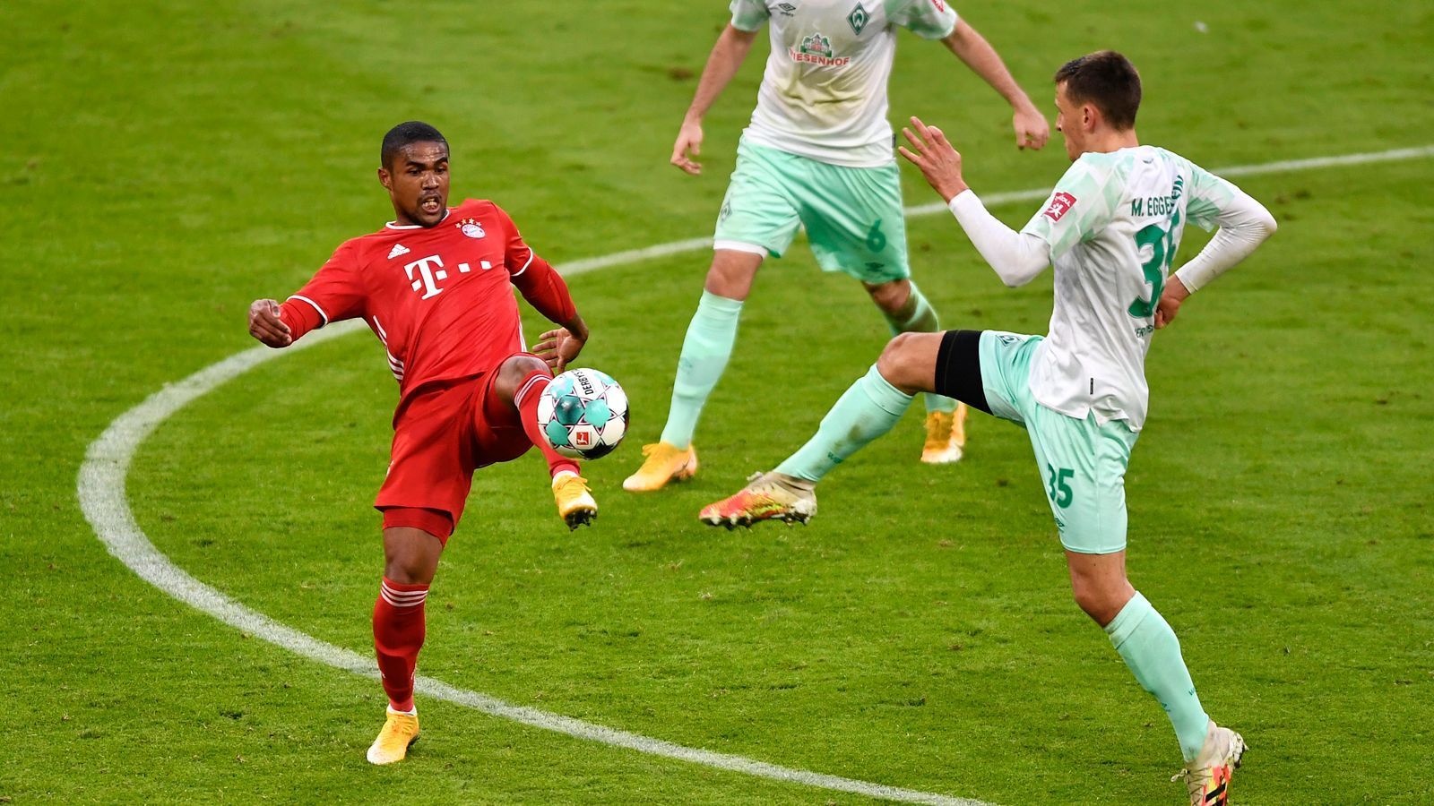 
                <strong>Douglas Costa</strong><br>
                Bringt von Beginn an Bewegung ins Bayern-Spiel. Wechselt mit Coman immer wieder die Flügel. Setzt schon in der 5. Minute eine Duftmarke mit einer sehenswerte Flanke aus dem Halbfeld direkt vors Tor. Wenn der FC Bayern etwas Torgefahr an diesem Nachmittag ausstrahlt, hat er seine Füße im Spiel. So auch in der 52. Minute, als sein Schussversuch aus der zweiten Reihe an die Latte klatscht. Allerdings insgesamt nicht zwingend genug. In der 63. Minute für Sane ausgewechselt. ran-Note: 3
              