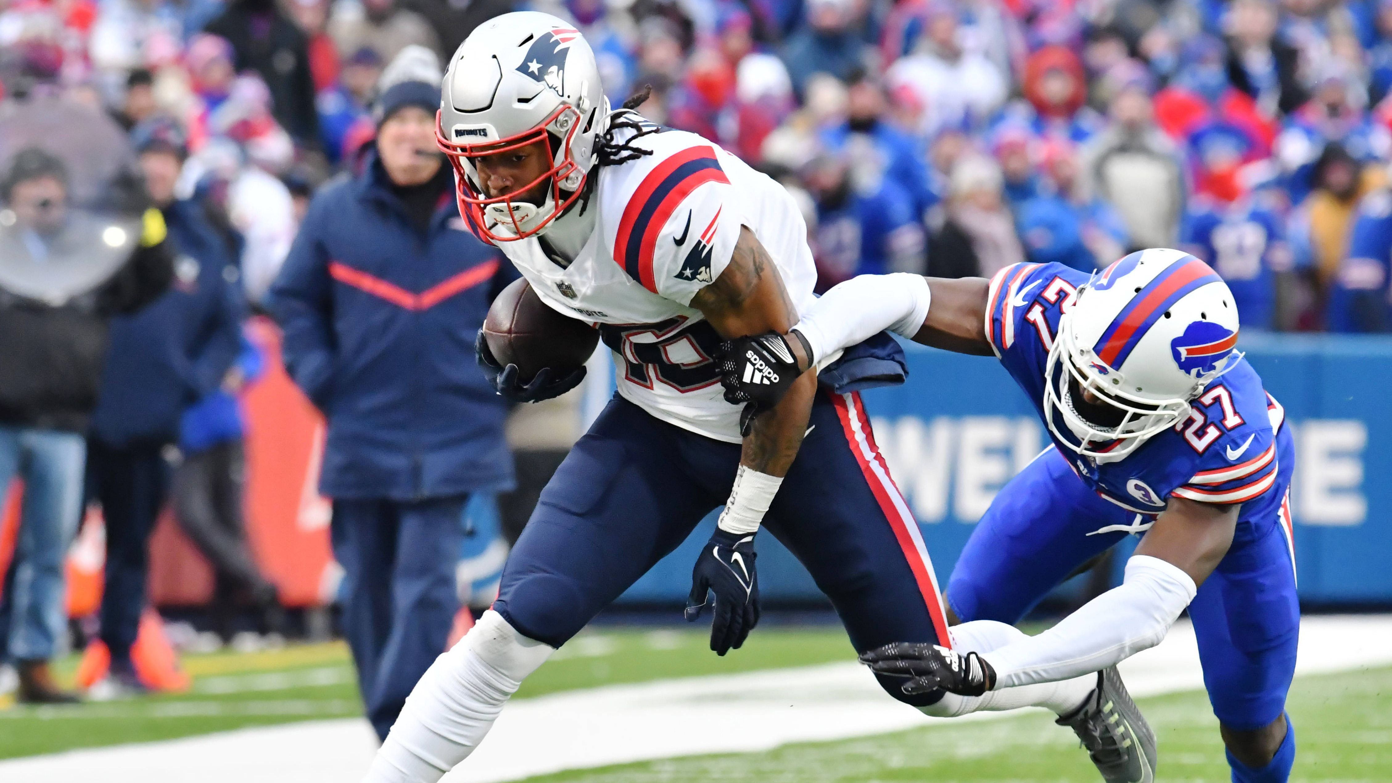 
                <strong>Wide Receiver</strong><br>
                Die Patriots sind mal wieder auf der Jagd nach einem echten Nummer-eins-Receiver. In der vergangenen Saison war die Franchise zu sehr darauf angewiesen, dass ihre Passfänger über sich hinauswuchsen und dass Quarterback Mac Jones die richtigen Spielzüge wählte. Solange die "Pats" keinen Star-Receiver an Land ziehen, ist es schwer vorstellbar, dass sie zu den zahlreichen Elite-Offenses der AFC-Konkurrenz aufschließen können. Quentin Johnston von der TCU, Jordan Addison von der USC und Jaxon Smith-Njigba von der Ohio State gelten als Passempfänger, die im Draft in Runde eins vom Board gehen könnten. In der Free Agency ist mit Jakobi Meyers ein eigener Spieler mit der interessanteste Mann auf dem Markt. Ein Trade könnte folglich die Lösung sein. DeAndre Hopkins von den Arizona Cardinals könnte eine Option sein, gleichwohl wie Tee Higgins von den Cincinnati Bengals. Und womöglich auch Bucs-Receiver Mike Evans, der 2024 zum Free Agent wird. Neben Meyers läuft derweil auch der Vertrag von Nelson Agholor aus, der nach enttäuschenden Leistungen aber wohl keine Rolle in den Planungen des Teams aus Foxborough spielt. Durch die Entlassung von Spielern wie Kendrick Bourne und DeVante Parker könnte die Franchise nochmals knapp zehn Millionen Dollar einsparen.
              