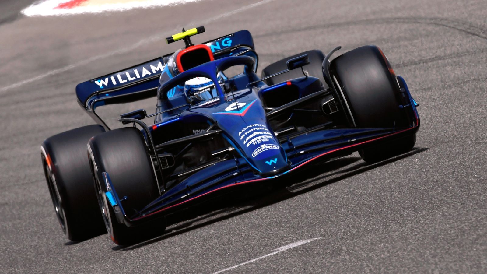 
                <strong>Platz 9: Williams</strong><br>
                Nur unwesentlich besser lief es für das Williams-Team. War der erste Tag noch solide und vorzeigbar, fingen die Bremsen des Williams von Nicholas Latifi am zweiten Tag in Bahrain Feuer. Die Schäden am Boliden waren so schlimm, dass der Williams am dritten Tag gar nicht auf die Strecke konnte. Wichtige Kilometer, die dem Team fehlten.
              