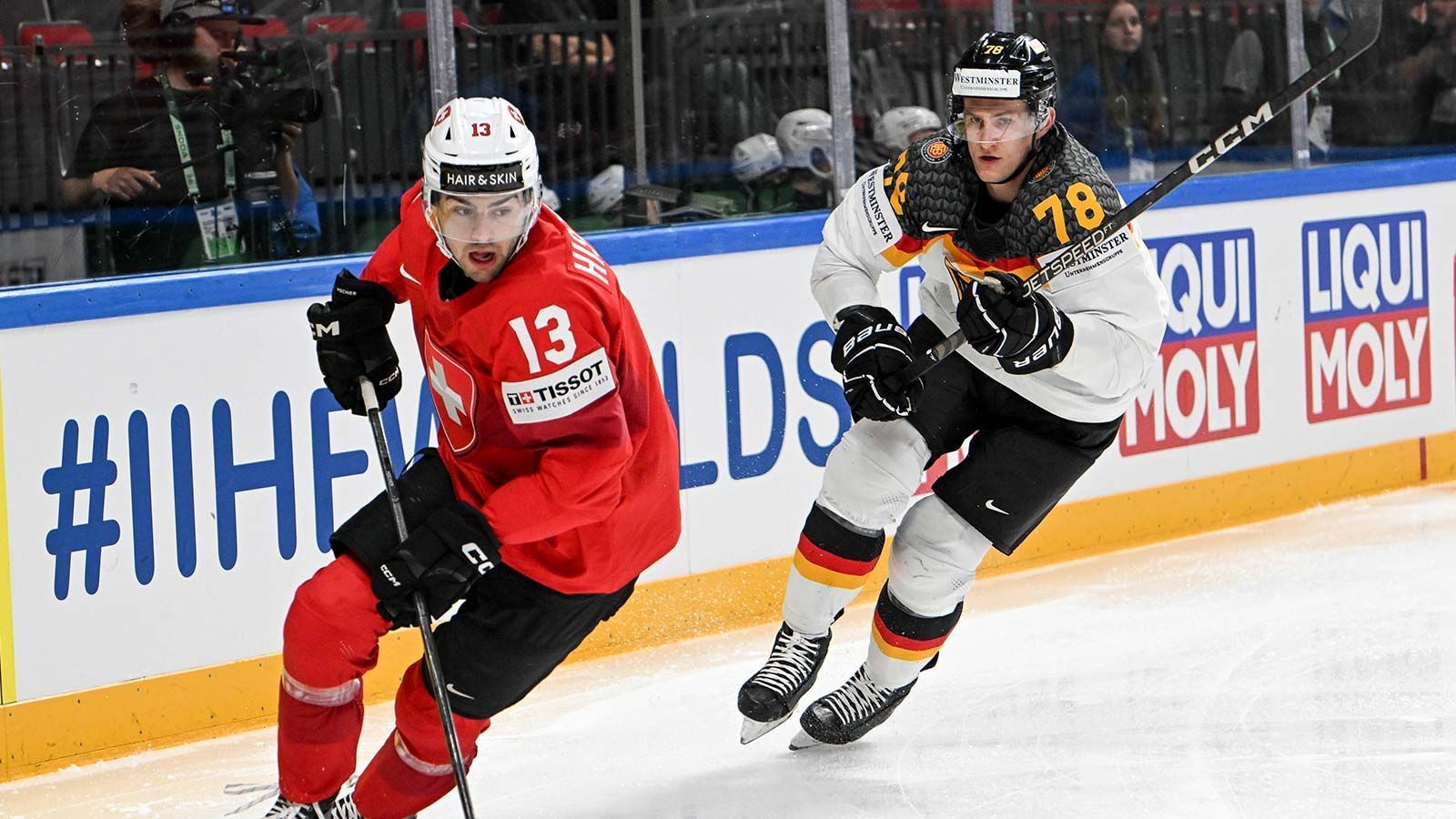 
                <strong>Nico Sturm</strong><br>
                Nicht zuletzt aufgrund von sechs Treffern durch Nico Sturm steht die deutsche Nationalmannschaft im Halbfinale der Eishockey-Weltmeisterschaft. Der 28-Jährige überzeugte bisher aber nicht nur aufgrund seiner wichtigen Tore gegen Österreich oder im Viertelfinale gegen die Schweiz. Der Center hat im laufenden Turnier die zweitmeisten Face-Offs gewonnen (90) und geht auch abseits des Eises voran. Nach der Partie gegen Österreich ermahnte er die erste Sturmreihe um Dominik Kahun, John-Jason Peterka und Marcel Noebels zu geradlinigerem Spiel in der Offensive. Seitdem spielen die Gescholtenen wesentlich zielstrebiger und haben ihre Bilanz deutlich verbessert.
              