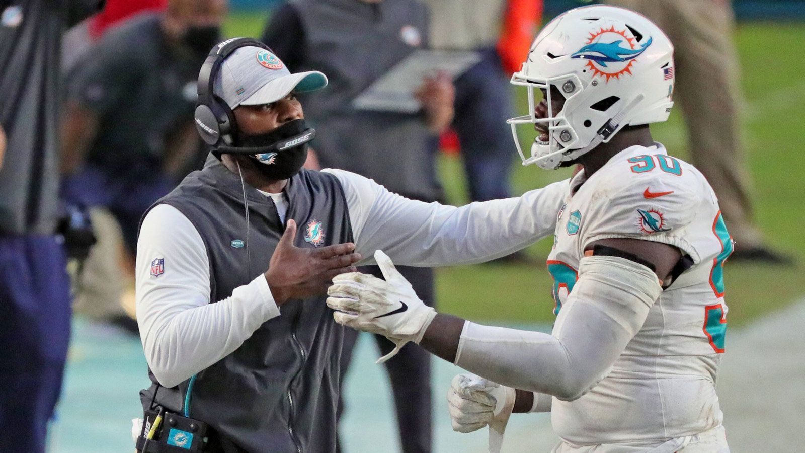
                <strong>Coach of the Year der ran-Redaktion: Brian Flores - Miami Dolphins</strong><br>
                Wie schnell sich das Glück doch wenden kann: Im vergangenen Jahr waren die Miami Dolphins die Lachnummer der NFL und gewannen gerade einmal fünf Spiele. In dieser Saison siegte die Franchise bereits fünfmal - ein Erfolg, der vor allem auf das Konto von Brian Flores geht. Der Head Coach formte aus einer regelrechten Chaostruppe in kürzester Zeit einen ernstzunehmenden Playoff-Kandidaten, der sich vor keinem Team in der NFL verstecken muss, ob nun mit Fitzmagic oder Tua als Quarterback. Die neue Stärke der Dolphins bekamen jüngst erst die San Francisco 49ers und die Los Angeles Rams zu spüren, die gegen Miami jeweils saftige Niederlagen einstecken mussten.
              