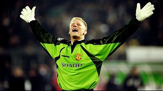 
                <strong>Torwart: Peter Schmeichel</strong><br>
                Torwart: Peter Schmeichel. Eine Legende bei Manchester United. "Er hatte die Fähigkeit, sich selbst größer und das Tor kleiner aussehen zu lassen", so der Real-Trainer über den zweimaligen Welttorhüter.
              