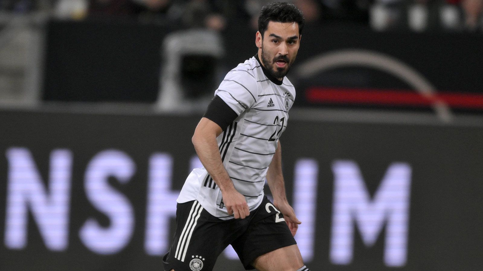 
                <strong>Ilkay Gündogan</strong><br>
                Gündogan ist in der ersten Halbzeit der Dreh- und Angelpunkt der deutschen Mannschaft und hat sehr viele Ballkontakte. Seinen scharf geschossenen Freistoß verwandelt Werner kurz vor der Halbzeit zum 2:0. In der 32. Minute sucht er selber den Abschluss. Sein Flachschuss landet allerdings in den Armen des Torhüters. Nach 45 Minuten erfolgt die Auswechslung. ran-Note: 2  
              