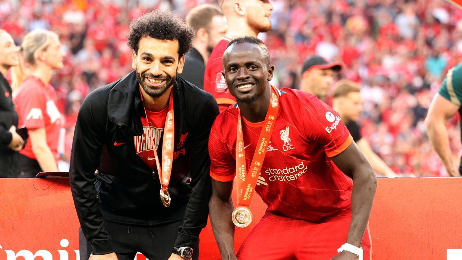 
                <strong>Sadio Mane und Mo Salah (FC Liverpool)</strong><br>
                Bedient sich Real beim Champions-League-Finalgegner? Mo Salah wäre einer der Superstars, die Florentino Perez fordert. Der Ägypter wurde beim FC Liverpool gerade Torschützenkönig (gemeinsam mit Tottenhams Heung-Min Son) und fühlt sich auf dem Flügel zu Hause. Bei den Reds hat er nur noch bis 2023 Vertrag und erklärte immer wieder, dass er noch nicht wisse, wie es für ihn weitergehe. Der ehemalige Real- und Liverpool-Profi Steve McManaman schloss gegenüber dem "Mirror" einen Wechsel allerdings aus. Die Zukunft von Sadio Mane ist ebenfalls ungewiss, sein Vertrag läuft auch 2023 aus und laut "Goal" soll er bereits im Februar ein wenig mit den Madrilenen geflirtet haben. Allerdings kommt der Senegalese eher als Mittelstürmer zum Einsatz und ist kein perfekter Ersatz für die Außenbahn.
              