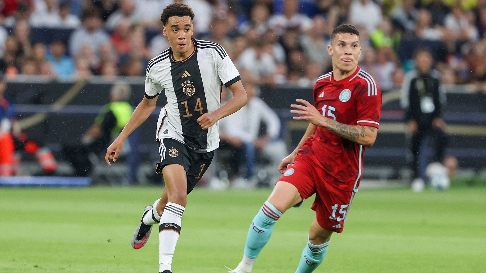 
                <strong>Jamal Musiala</strong><br>
                Der Bayern-Youngster lässt sein großes Potenzial immer wieder aufblitzen, alles gelingt aber auch ihm nicht. Leitet immerhin im Doppelpass mit Havertz die beste deutsche Chance im ersten Abschnitt ein, die er selbst dann nicht verwerten kann (45.). ran-Note: 3
              