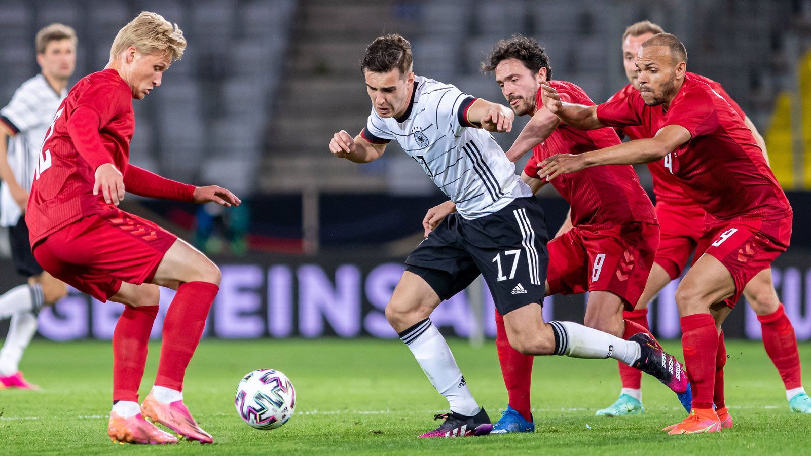 
                <strong>Die Gewinner und Verlierer des EM-Tests gegen Dänemark</strong><br>
                Die DFB-Elf trennte sich im ersten Testspiel vor der anstehenden Europameisterschaft mit 1:1 von Dänemark. Die Rückkehrer Mats Hummels und Thomas Müller lieferten ein solides Comeback ab, im Mittelfeld stach Florian Neuhaus heraus. Während auch Robin Gosens überzeugte, konnte sein Pendant auf der rechten Seite keinen Eindruck hinterlassen. ran hat in der Galerie Gewinner und Verlierer des Spiels zusammengefasst.
              