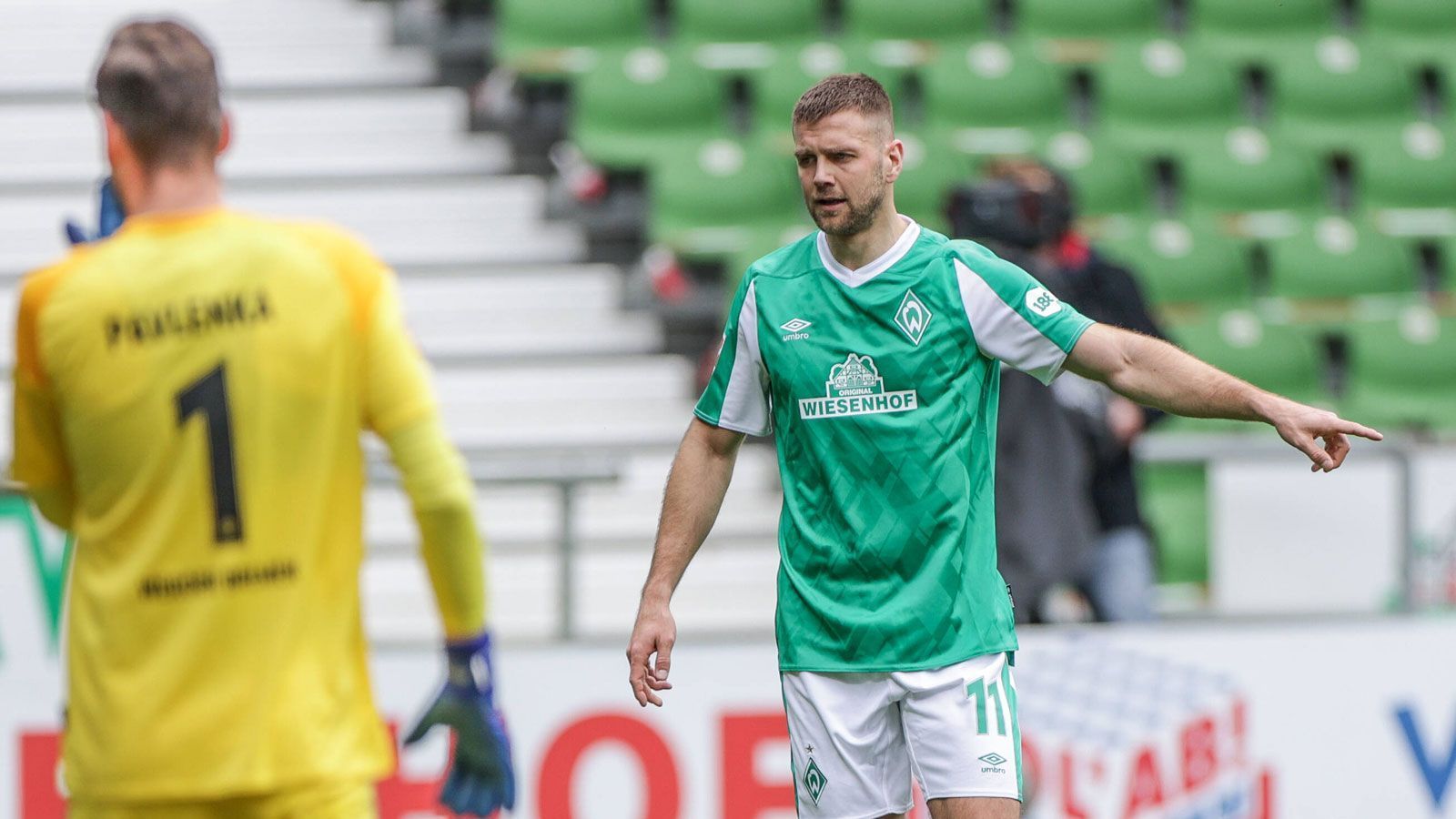 
                <strong>Welche Spieler könnten bleiben?</strong><br>
                "Ich werde bleiben, egal, in welcher Liga Werder Bremen spielt", kündigte Angreifer Niclas Füllkrug vor einem knappen Jahr an. Fragt sich, ob dieser Satz Bestand hat. Neben dem 28-Jährigen könnten von den etablierten Kräften auch Kevin Möhwald und Christian Groß an der Mission Wiederaufstieg mitwirken. Hinzu kommen Talente um Romano Schmid, Jean Manuel Mbom, Felix Agu, Eren Dinkci und Nick Woltemade, die bereits in der Saison 2020/21 mehr oder weniger regelmäßig zum Einsatz kamen. Darüber hinaus stehen einige Leihspieler (Stefanos Kapino, Johannes Eggestein, Benjamin Goller) vor der Rückkehr in die Hansestadt und würden in der kommenden Spielzeit voraussichtlich eine größere Rolle spielen - falls sie nicht auch verkauft werden. Zudem werden mit Sicherheit diverse externe Neuverpflichtungen getätigt, Millionen-Transfers sind jedoch nicht zu erwarten.
              