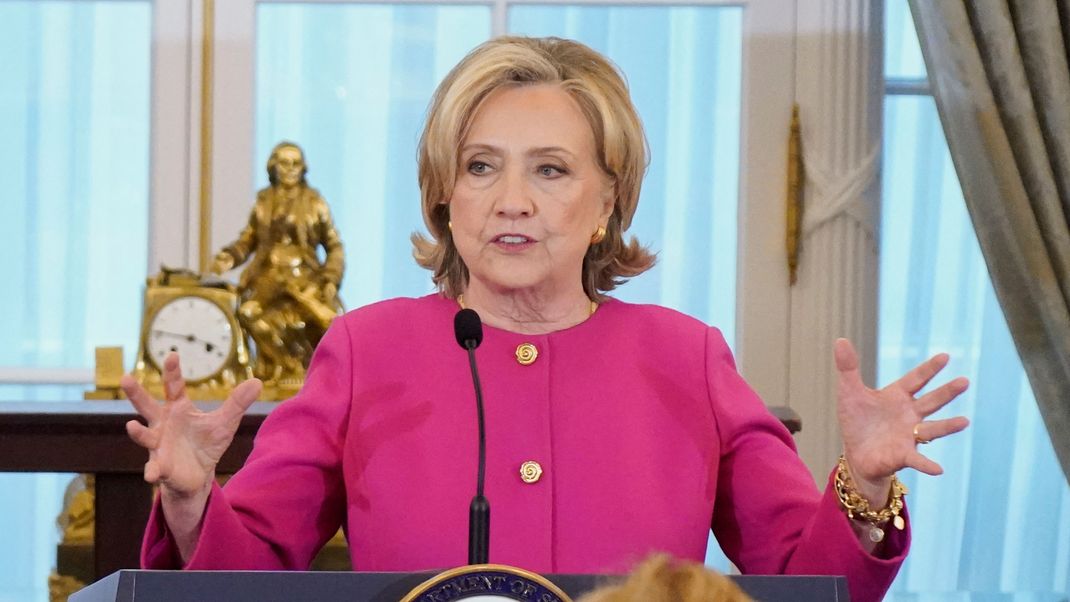 Hillary Clinton hat jetzt vor dem rauen Ton Trumps in Präsidentschaftsdebatten gewarnt.