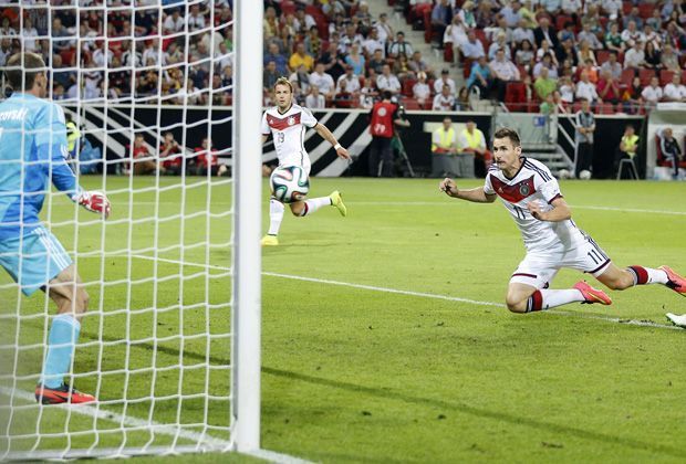
                <strong>Gewinner: Miroslav Klose</strong><br>
                Der frisch gebackene Rekord-Torjäger hat die Zeit genutzt, um seine Form aufzubauen - und die Zweifler zu beruhigen. Auch ohne große Spielpraxis hat er Qualitäten, die im DFB-Kader eher Mangelware sind: Biss gepaart mit Cleverness und Kaltschnäuzigkeit. Auch als Joker Gold wert.
              