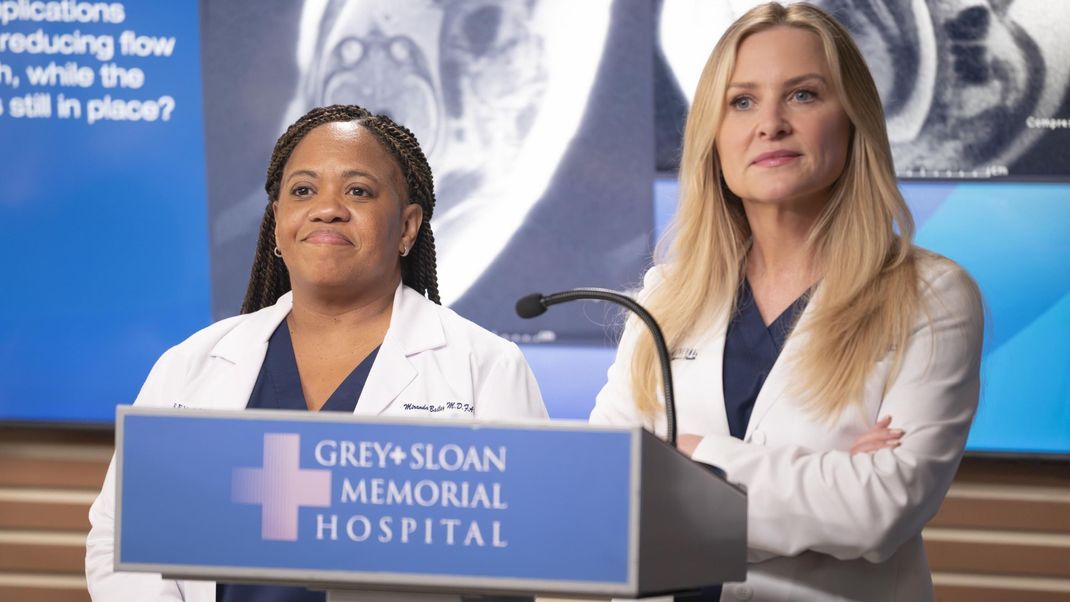 Dr. Miranda Bailey (Chandra Wilson, l.) und Dr. Arizona Robbins (Jessica Capshaw, r.).