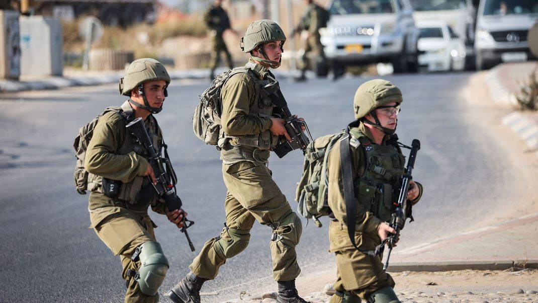 Israelische Soldaten blockieren eine Straße im Westjordanland. (Symbolbild)