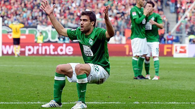 
                <strong>Sokratis Papastathopoulos (SV Werder Bremen)</strong><br>
                Sokratis Papastathopoulos (Werder Bremen) - 2011/12 wird der Grieche vom FC Genua an die Weser verliehen. In 34 Partien zeigt sich Sokratis als knochenharter Verteidiger. Das spiegelt die Statistik mit 13 Gelben und einer Gelb-Roten Karte wieder. Nach der Saison schnappt Bremen zu und zahlt ca. 3,5 Mio. Euro Ablöse.
              