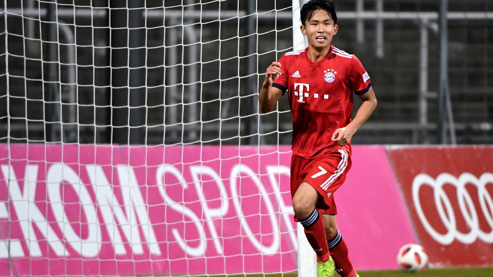 
                <strong>Woo-Yeong Jeong</strong><br>
                Woo-Yeong Jeong kam im Champions-League-Gruppenspiel gegen Benfica im November für neun Minuten zum Einsatz. Das ist bisher auch seine einzige Erfahrung im Profiteam - aber immerhin. Der 19-Jährige ist auf den Flügeln daheim und glänzt in der Regionalliga in der aktuellen Saison mit neun Toren und vier Vorlagen.
              
