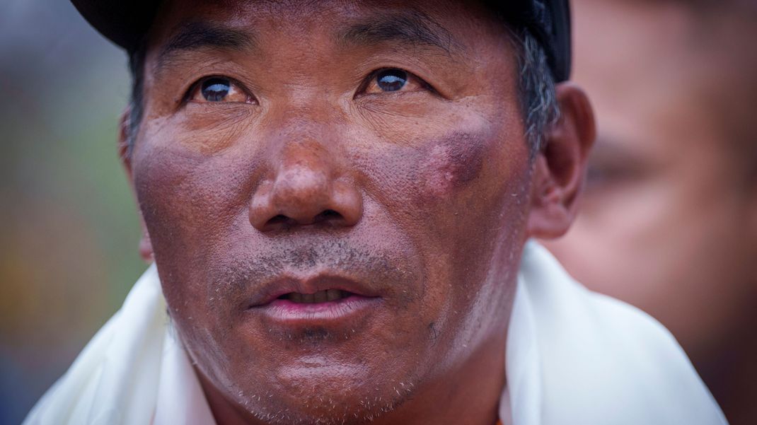Der erfahrene Sherpa-Führer Kami Rita hält mit 30 Gipfelbesteigungen den Rekord für die meisten Mount Everest Besteigungen.
