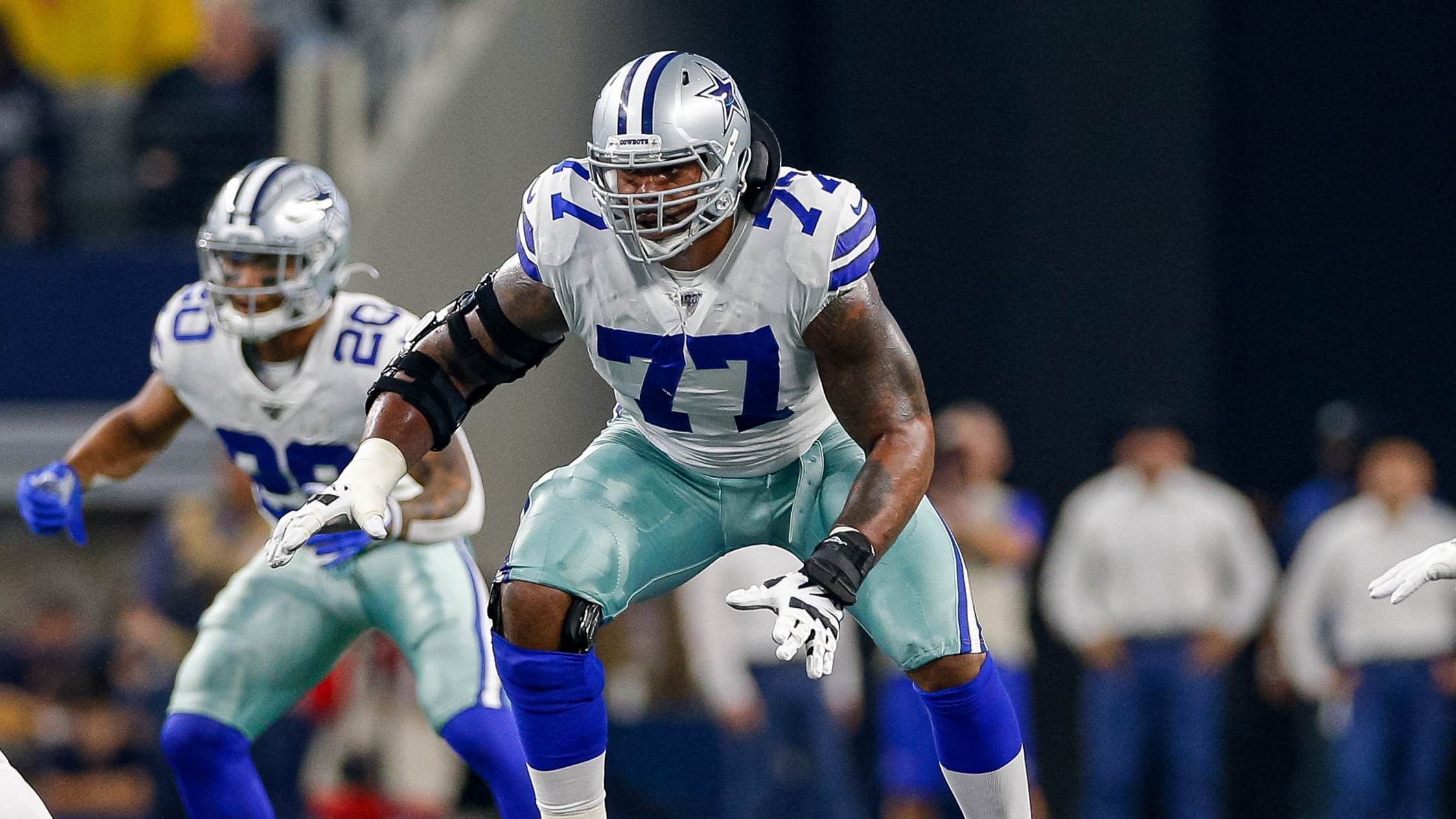 
                <strong>Rückkehr von Smith und Collins</strong><br>
                Mit der Rückkehr von Tyron Smith (r.) und La'el Collins bekommen die Cowboys ihre beiden Star-Tackles pünktlich zum Saisonstart zurück. Während Smith 2020 nur zwei Spiele auf dem Feld stand, verletzte sich Collins bereits in der vergangenen Offseason und fiel das gesamte Jahr über aus. Die Offensive Line der Cowboys dürfte dadurch wieder einen deutlichen Sprung nach vorne machen und zu den besten der gesamten NFL gehören. Ein weiterer Grund, weshalb die Offense in der Saison 2021 unheimliches Potenzial besitzt. 
              