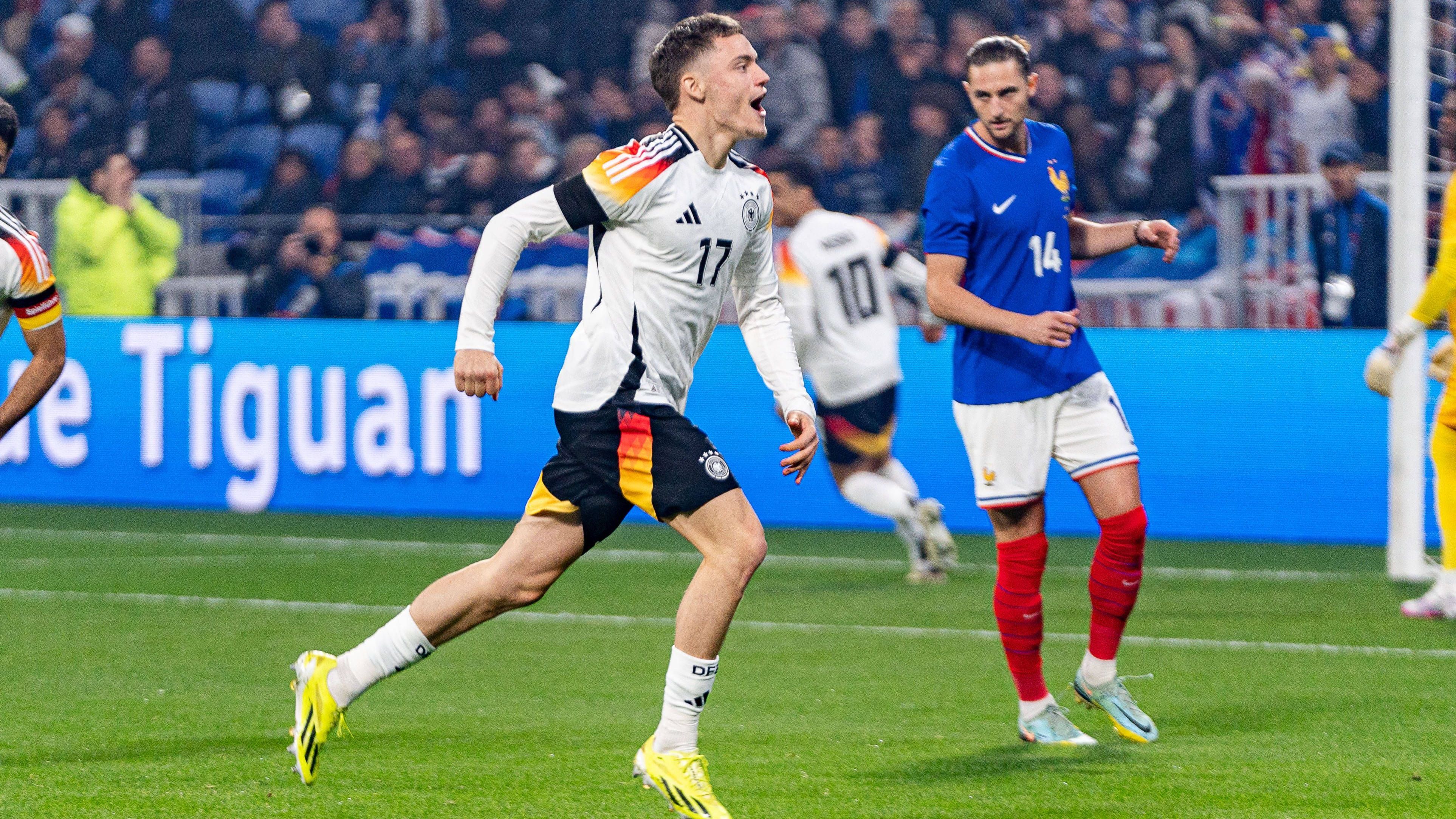 <strong>Länderspieltore unter einer Minute</strong><br>Mit seinem 8-Sekunden-Tor hat Florian Wirtz Geschichte geschrieben. Noch nie jubelte ein DFB-Profi früher als der Leverkusener. Überhaupt sind Länderspieltore in der ersten Minute eine absolute Seltenheit. Genau genommen sind gerade einmal 22 Wundertore unter 60 Sekunden seit 1930 dokumentiert. <strong><em>ran</em></strong> zeigt sie im Ranking.