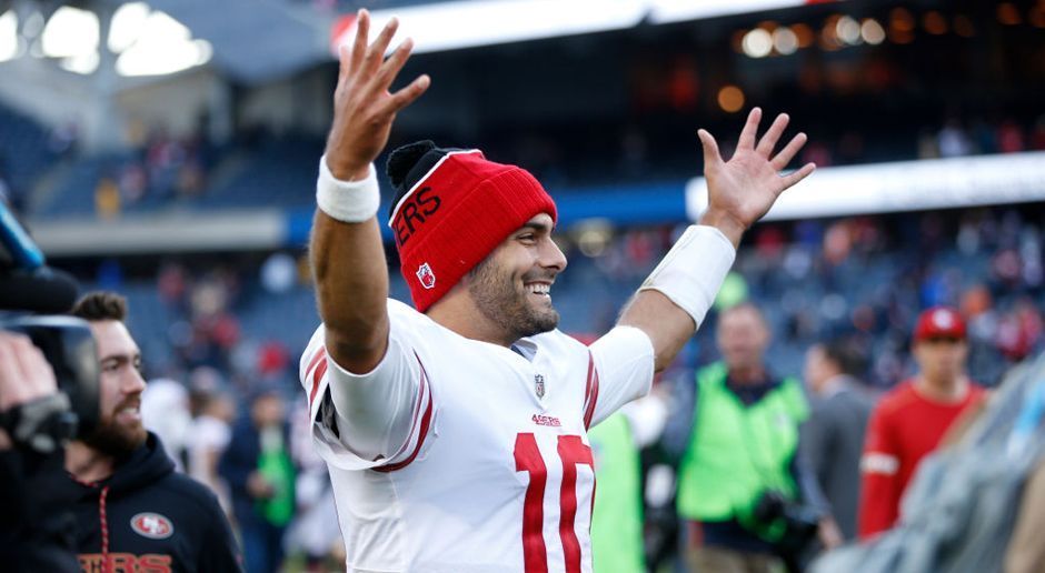 
                <strong>Jimmy Garoppolo (San Francisco 49ers)</strong><br>
                Jimmy Garoppolo hat in San Francisco voll eingeschlagen. In seinen ersten vier Starting-Spielen für die 49ers warf er Pässe für insgesamt 1250 Yards. Damit hat der ehemalige Backup von Tom Brady einen neuen Rekord aufgestellt. Nie zuvor hat ein Spieler in den ersten vier Starting-Spielen für ein Team so viele Yards geworfen. Den bisherigen Rekord hielt Kurt Warner, der in den ersten vier Spielen für die St. Louis Rams 1217 Yards warf.
              