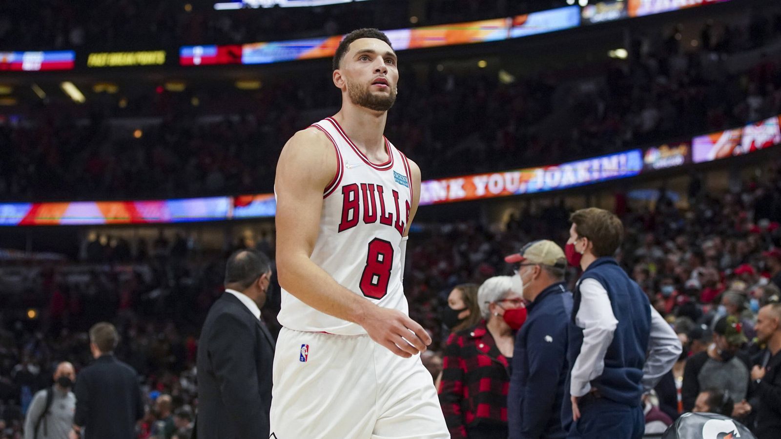 
                <strong>Zach LaVine (Chicago Bulls/Reserve)</strong><br>
                &#x2022; Punkte: 24,6 -<br>&#x2022; Rebounds: 4,9 -<br>&#x2022; Assists: 4,5 -<br>&#x2022; All-Star Nominierungen: 2. <br>
              