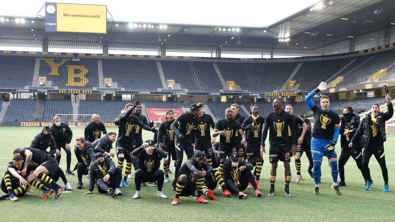 
                <strong>Young Boys Bern</strong><br>
                Im Wankdorfstadion feierten die Young Boys Bern bereits sieben Spieltage vor dem Saisonende durch einen 3:0-Sieg gegen Lugano die vorzeitige Titelverteidigung in der Schweizer Super League. Durch die zu diesem Zeitpunkt 24 Punkte Vorsprung auf den härtesten Verfolger Basel ist den Young Boys der vierte Meistertitel in Folge nicht mehr zu nehmen. 
              