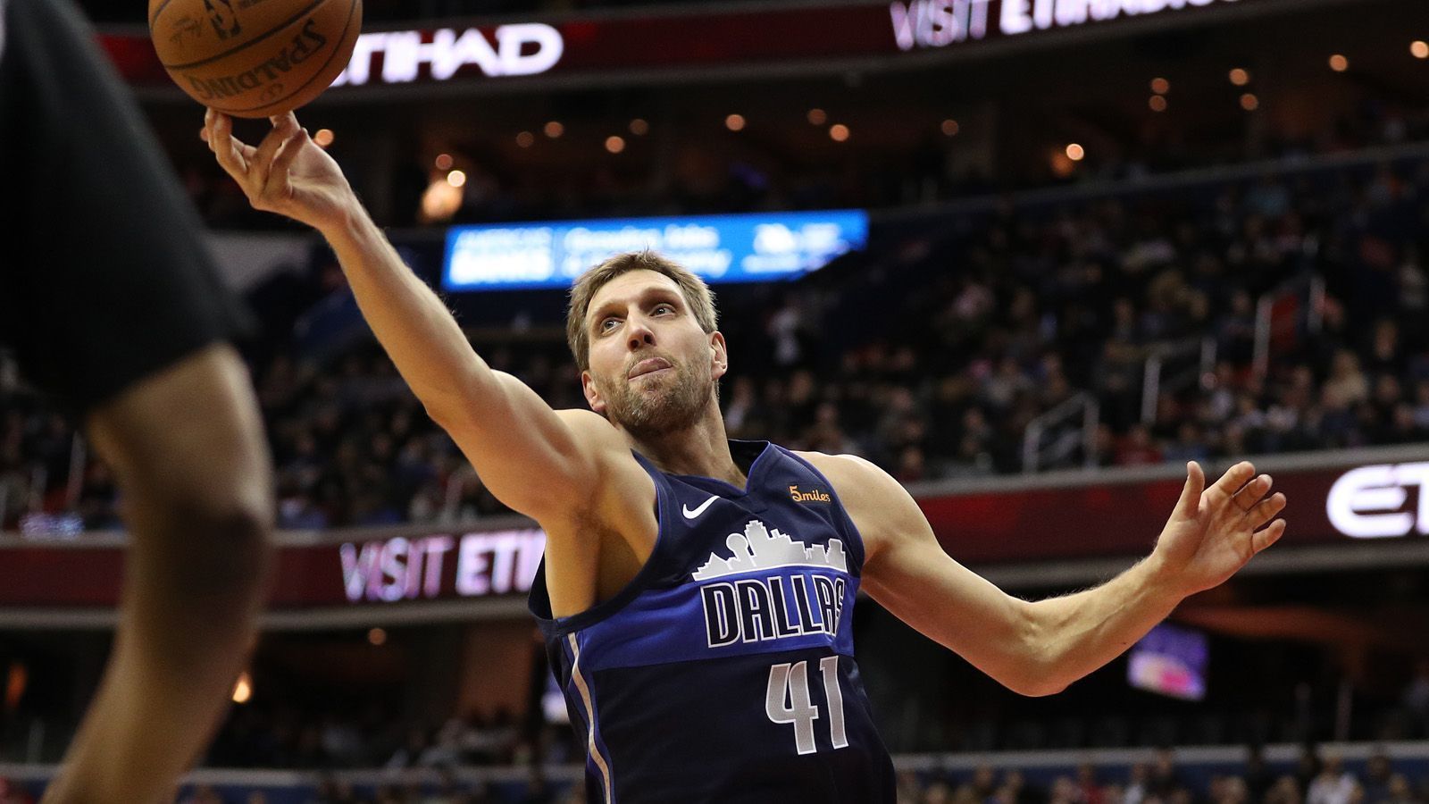 
                <strong>Dirk Nowitzki: Die Meilensteine seiner Karriere</strong><br>
                Basketball-Legende Dirk Nowitzki hat im Spätherbst seiner Karriere eine weitere Bestmarke in der NBA erzielt. In einem seiner womöglich letzten Spiele seiner Karriere im April 2019 erzielte er beim 129:127 gegen die Memphis Grizzlies fünf Rebounds. Damit durchbrach der 40-jährige Würzburger die magische Marke von 10.000 Defensiv-Rebounds in seiner gesamten NBA-Karriere. Nowitzki ist damit erst der fünfte Spieler der Liga-Geschichte, der diese Bestmarke erreichen konnte.
              