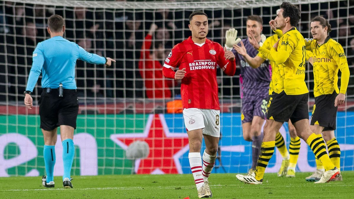 Waehrend der Schiedsrichter Srdjan Jovanovic auf Elfmeter entscheidet beteuert Mats Hummels (Borussia Dortmund 09, 15) seine Unschuld. Fussball: UEFA Champions League, Saison 2023 2024, Achtelfinal...