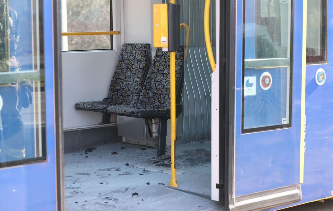 Asche auf dem Boden der Tram.