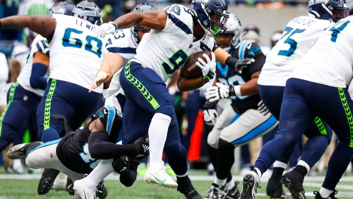 NFL, American Football Herren, USA Carolina Panthers at Seattle Seahawks Sep 24, 2023; Seattle, Washington, USA; Seattle Seahawks running back Kenneth Walker III (9) rushes against the Carolina Pan...