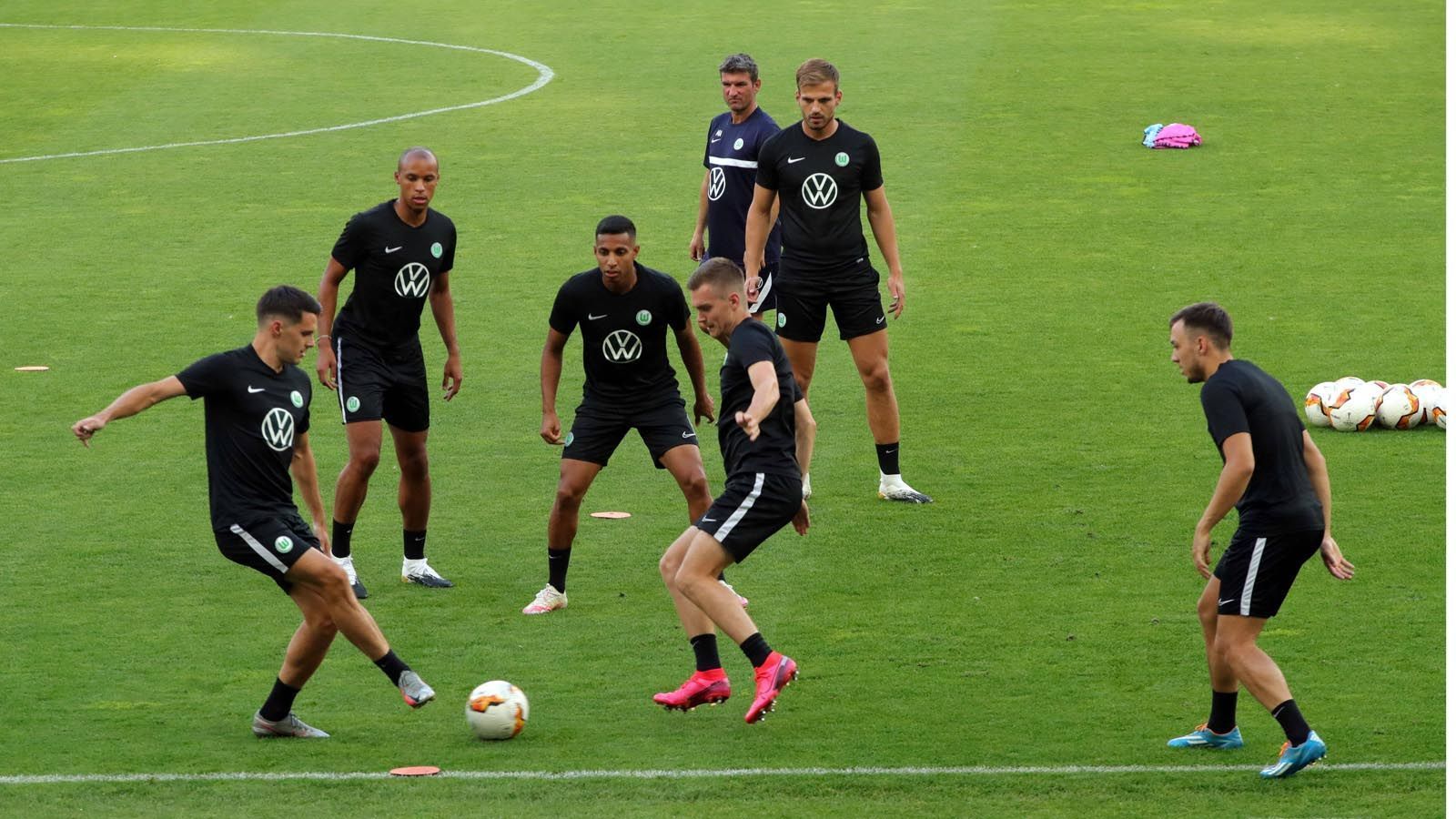 
                <strong>Platz 11: VfL Wolfsburg</strong><br>
                Herkulesaufgabe für die Niedersachsen: In Kiew müssen sie gegen Schachtjor Donezk einen 1:2-Rückstand drehen, um doch ins Viertelfinale einzuziehen. Zudem fehlen fünf Spieler verletzungsbedingt und Kevin Mbabu nach einem positiven Coronatest.
              