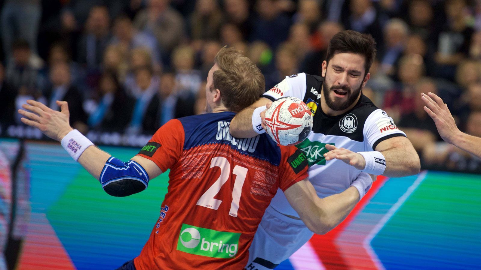 
                <strong>Tim Suton </strong><br>
                Kann sich nach 20 Minuten erstmals als Spielmacher zeigen. Dabei aber ohne große Akzente, wirkte zu oft ängstlich. ran-Note: 4
              