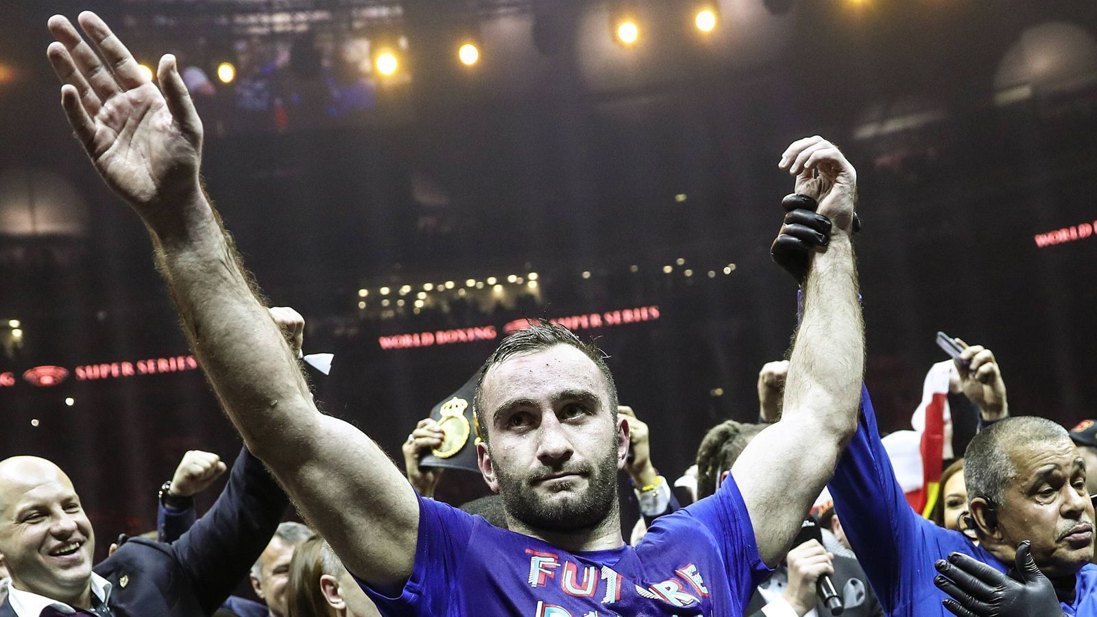 
                <strong>Murat Gassiev: "Iron" mischt das Cruisergewicht auf</strong><br>
                Murat Gassiev hat keine speziellen Eigenschaften, aber er ist ein solider, taffer und immer noch ungeschlagener Fighter. Seine Bilanz: 26 Kämpfe, 26 Siege, davon 19 durch K.o. ran.de stellt den Russen näher vor.
              